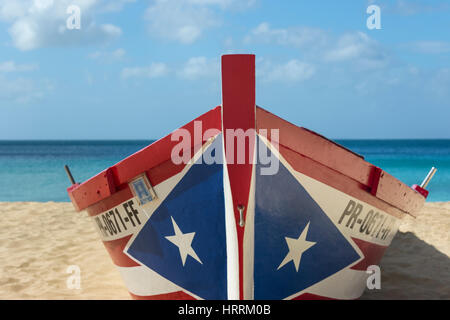 Drapeau PORTORICAIN YOLA PEINT CRASH BATEAU DE PÊCHE PLAGE BATEAU PORTO RICO AGUADILLA Banque D'Images