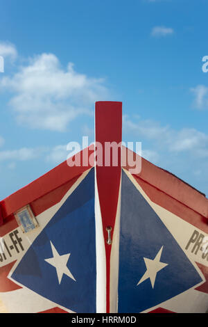 Drapeau PORTORICAIN YOLA PEINT CRASH BATEAU DE PÊCHE PLAGE BATEAU PORTO RICO AGUADILLA Banque D'Images