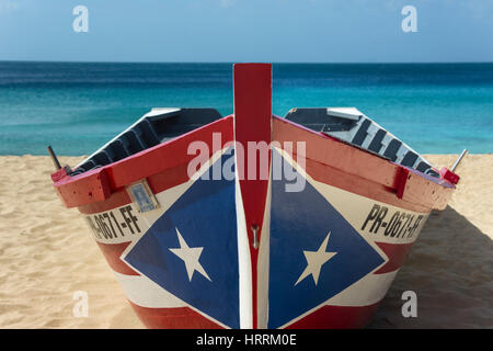 Drapeau PORTORICAIN YOLA PEINT CRASH BATEAU DE PÊCHE PLAGE BATEAU PORTO RICO AGUADILLA Banque D'Images