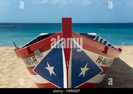 Drapeau PORTORICAIN YOLA PEINT CRASH BATEAU DE PÊCHE PLAGE BATEAU PORTO RICO AGUADILLA Banque D'Images