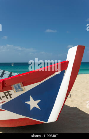 Drapeau PORTORICAIN YOLA PEINT CRASH BATEAU DE PÊCHE PLAGE BATEAU PORTO RICO AGUADILLA Banque D'Images