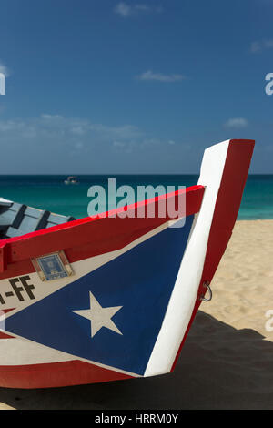 Drapeau PORTORICAIN YOLA PEINT CRASH BATEAU DE PÊCHE PLAGE BATEAU PORTO RICO AGUADILLA Banque D'Images