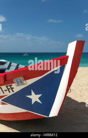 Drapeau PORTORICAIN YOLA PEINT CRASH BATEAU DE PÊCHE PLAGE BATEAU PORTO RICO AGUADILLA Banque D'Images