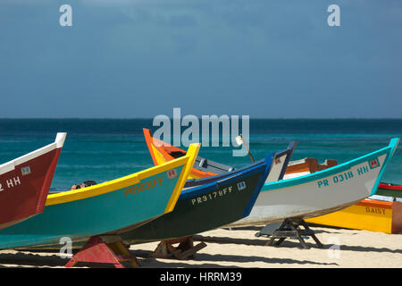 Rangée de YOLA peint de couleurs vives, LES BATEAUX DE PÊCHE BATEAU CRASH BEACH PORTO RICO AGUADILLA Banque D'Images