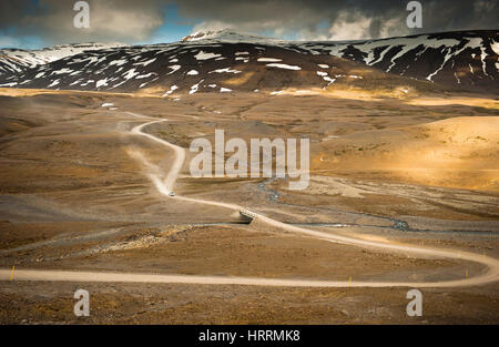 Un 4x4 véhicule hors route en voiture sur F26 route non asphaltée sur la région du sud-ouest de l'Islande. Banque D'Images