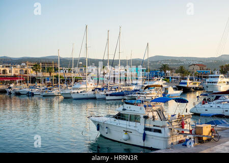 LATCHI - 19 MAI : Yachts dans le port de port dans le 19 mai 2015 dans le village de Latchi, Chypre. Banque D'Images