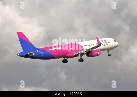 Wizzair décollant de l'aéroport Heathrow de Londres, UK Banque D'Images