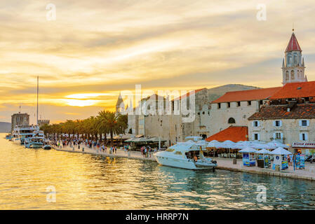 TROGIR, Croatie - 18 SEPTEMBRE : c'est Trogir site du patrimoine mondial de l'UNESCO. Cette photo montre la promenade au bord de l'eau avec des bateaux de touristes un Banque D'Images