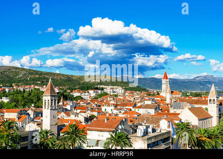 Vue de la vieille ville de Trogir, un jour ensoleillé Banque D'Images