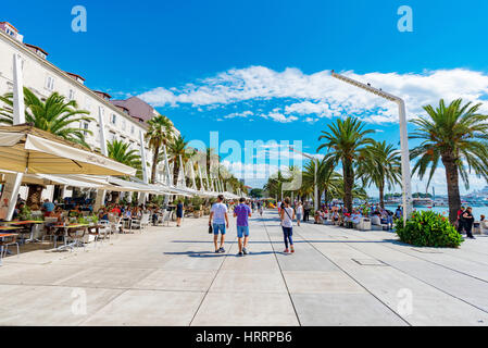 SPLIT, CROATIE - 17 SEPTEMBRE : promenade en front de mer avec restaurants et cafés sur une journée ensoleillée le 17 septembre 2016 à Split Banque D'Images