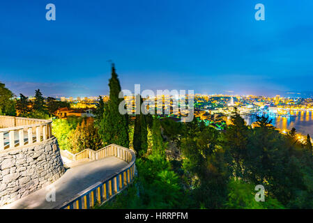 Vue depuis la colline de Marjan de nuit Banque D'Images