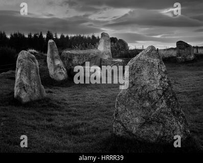 Le sud de l'arc de cercle de pierre couchée Aquhorthies Pâques, Aberdeenshire, montrant les gisants flanqueurs &, plus 3 des 9 pierres cercle endiguée. Banque D'Images