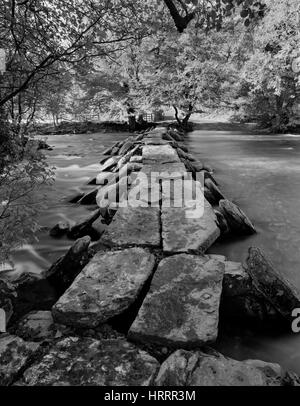 River Barle, Exmoor, Somerset, à W à Tarr pont mégalithique étapes clapper à côté d'une place fording (R). De plus en plus à risque d'inondations Banque D'Images