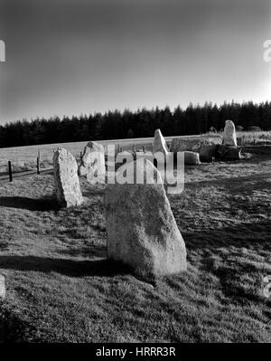 Le sud-est de l'arc de cercle de pierre couchée Aquhorthies Pâques, Aberdeenshire, montrant les gisants flanqueurs &, plus 3 des 9 pierres cercle endiguée. Banque D'Images