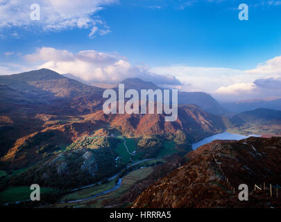 Voir au NNE de Llyn Dinas Emrys Dinas et fort au-dessus de la rivière Glaslyn Afon dans Nantgwynant NE de. De Beddgelert Pic de Snowdon dans les nuages derrière Yr Aran L arrière Banque D'Images