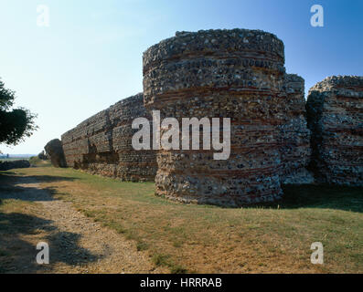 À la NW au mur (L) & se projeter bastion de Burgh Castle Roman Fort, Norfolk, construit dans le C3rdAD contre Saxon raiders. Banque D'Images