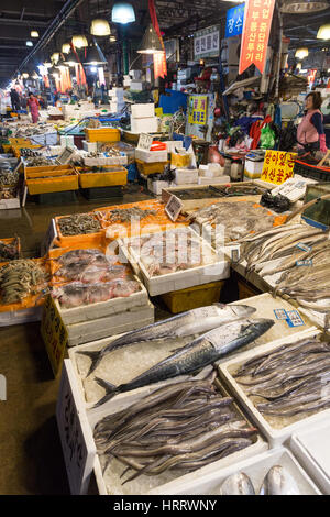 Les poissons et autres fruits de mer et des personnes à la pêche Noryangjin (marché de gros ou Marché aux poissons Noryangjin) à Séoul, en Corée du Sud. Banque D'Images