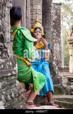 Siem Reap, Cambodge - 28 juin 2014 : deux femmes danseurs en vêtements traditionnels de la préparation aux Khmers spectacle de danse Apsara au temple Bayon, Angkor Historic Banque D'Images