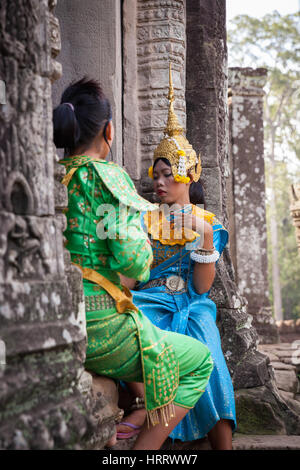 Siem Reap, Cambodge - 28 juin 2014 : deux femmes danseurs en vêtements traditionnels de la préparation aux Khmers spectacle de danse Apsara au temple Bayon, Angkor Historic Banque D'Images