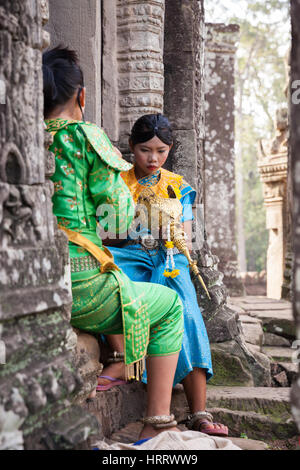 Siem Reap, Cambodge - 28 juin 2014 : deux femmes danseurs en vêtements traditionnels de la préparation aux Khmers spectacle de danse Apsara au temple Bayon, Angkor Historic Banque D'Images