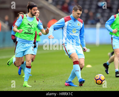 George Boyd de Burnley (à gauche) et Sam Vokes lors du match de la Premier League au Liberty Stadium, Swansea. APPUYEZ SUR ASSOCIATION photo. Date de la photo: Samedi 4 mars 2017. Voir PA Story FOOTBALL Swansea. Le crédit photo devrait se lire comme suit : Adam Davy/PA Wire. RESTRICTIONS : aucune utilisation avec des fichiers audio, vidéo, données, listes de présentoirs, logos de clubs/ligue ou services « en direct » non autorisés. Utilisation en ligne limitée à 75 images, pas d'émulation vidéo. Aucune utilisation dans les Paris, les jeux ou les publications de club/ligue/joueur unique. Banque D'Images