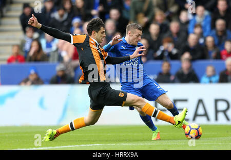 Leicester City's Jamie Vardy (droite) et Hull City's Andrea Ranocchia bataille pour la balle au cours de la Premier League match à la King Power Stadium, Leicester. Banque D'Images