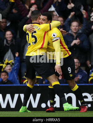 Troy Deeney de Watford (à droite) célèbre avec coéquipier Jose Holebas après avoir marqué son premier but de la partie au cours de la Premier League match à Vicarage Road, Watford. Banque D'Images