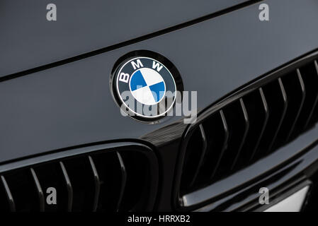 Kiev, Ukraine - Mars 4th, 2017 : Bmw motor company d'un insigne à l'avant d'une voiture noire. BMW est une moto, automobile allemand et le moteur manufacturin Banque D'Images