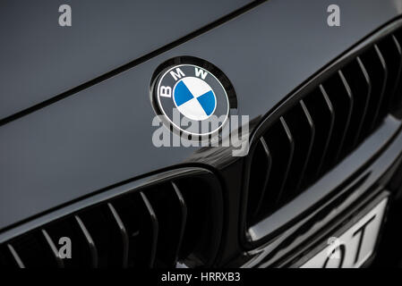 Kiev, Ukraine - Mars 4th, 2017 : Bmw motor company d'un insigne à l'avant d'une voiture noire. BMW est une moto, automobile allemand et le moteur manufacturin Banque D'Images