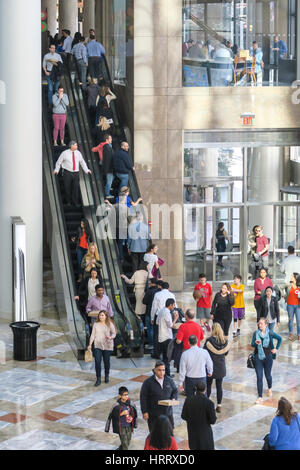 Escaliers mécaniques dans le jardin d'hiver à Brookfield Place, NEW YORK, USA Banque D'Images