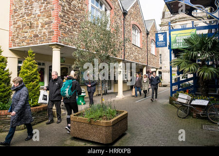 Les piétons circulant Retour Quay Truro Cornwall England UK. Banque D'Images