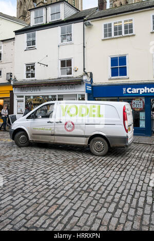 Yodel Courier van stationné street Truro Cornwall England UK Banque D'Images