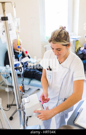 Département d'oncologie, cancer chez le patient recevant une chimiothérapie en hôpital de jour, la France. Banque D'Images