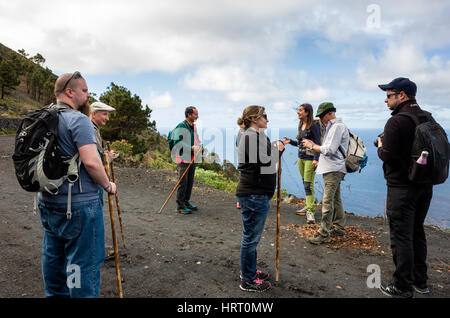 Sentier de randonnée à Fuencaliente. La Palma. Les touristes s'arrêter pour admirer la vue depuis le côté de la montagne donnant sur la mer. Il s'agit d'un jour brumeux lumineux avec des nuages en mouvement rapide. Banque D'Images