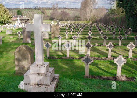 Shotley Suffolk, le cimetière au St Mary Shotley contient un site des sépultures de guerre du Commonwealth naval, la dernière demeure d'un grand nombre de jeunes marins, UK Banque D'Images