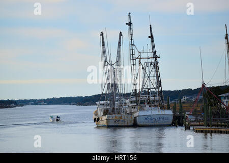 Les crevettes bateaux amarrés au quai le long de l'Intracoastal Waterway Banque D'Images