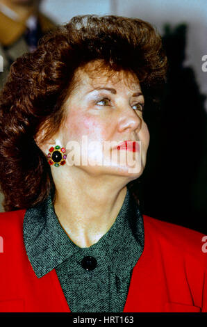 Président élu George H. W. Bush annonce Elizabeth Dole comme son nomimee comme secrétaire au Travail. Debout sur le perron de la résidence du vice-président George HW Bush s'adresse aux journalistes avec son choix du travail secrétaire Elizabeth Dole à côté de lui. Washington DC., 24 décembre 1988. Photo par Mark Reinstein Banque D'Images