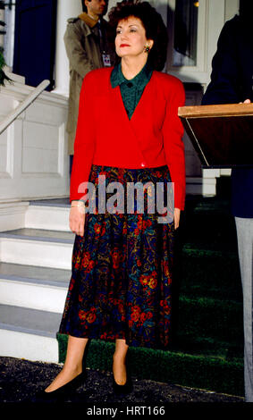 Président élu George H. W. Bush annonce Elizabeth Dole comme son nomimee comme secrétaire au Travail. Debout sur le perron de la résidence du vice-président George HW Bush s'adresse aux journalistes avec son choix du travail secrétaire Elizabeth Dole à côté de lui. Washington DC., 24 décembre 1988. Photo par Mark Reinstein Banque D'Images