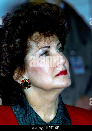 Président élu George H. W. Bush annonce Elizabeth Dole comme son nomimee comme secrétaire au Travail. Debout sur le perron de la résidence du vice-président George HW Bush s'adresse aux journalistes avec son choix du travail secrétaire Elizabeth Dole à côté de lui. Washington DC., 24 décembre 1988. Photo par Mark Reinstein Banque D'Images