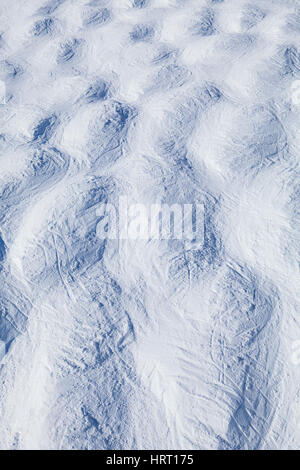 Regardant vers le bas sur une pente de ski à partir de ci-dessus. Banque D'Images