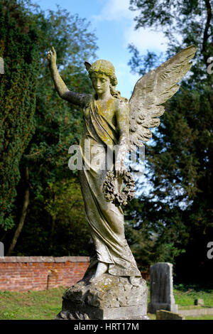 Memorial statue d'un ange dans un cimetière Banque D'Images