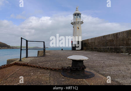 Phare sur une jetée à Mevagissey Banque D'Images