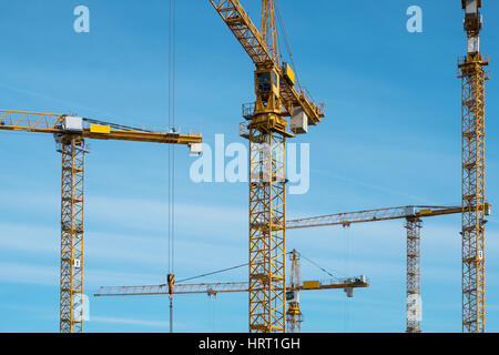 De nombreuses grues sur blue sky at construction site Banque D'Images