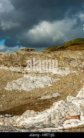 La plage et lookout hut à Ogmore par mer de la côte du Glamorgan Banque D'Images