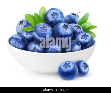 Les bleuets isolés. Bol blanc avec des tas de fruits bleuets frais isolé sur blanc avec clipping path Banque D'Images