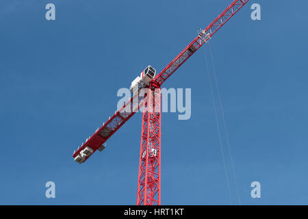 Grue de construction rouge on blue sky Banque D'Images