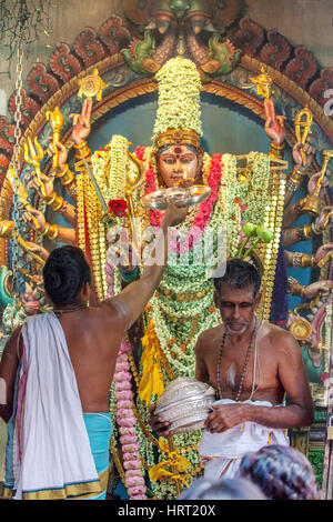 Les prêtres, les croyants au Sri Veeramakaliamman Temple, Serangoon Road, temples hindous, Little India, Singapour, District d'Asie, Singapour Banque D'Images