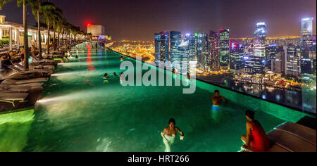 INFINITYPOOL, Marina Bay Sands Hotel, Skyline, Vision de nuit, du quartier financier, du quartier des banques, Central Business District, Marina Bay, Panorama, chanter Banque D'Images