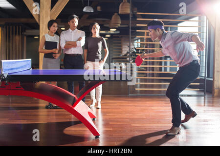 Young Woman playing ping pong Banque D'Images
