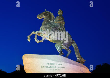 Monument à pierre 1, le cavalier de bronze en face de l'immeuble du Sénat et Synode à Saint-Pétersbourg dans la nuit éclairée par les feux de plus belle Banque D'Images